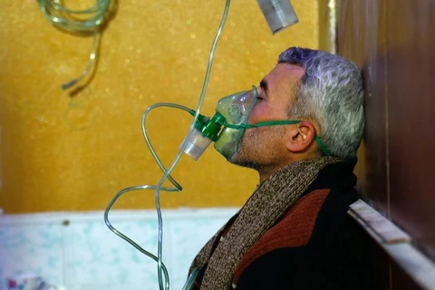 Một nạn nhân trong vụ tấn công, được cho là sử dụng vũ khí hóa học, được điều trị tại một bệnh viện ở Douma, Đông Ghouta, Syria. (Nguồn: AFP/TTXVN)
