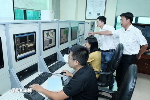 Hoạt động kiểm soát tần số bằng trạm cố định tại Đài kiểm soát Cục Tần số vô tuyến điện. (Ảnh: Lâm Khánh/TTXVN)