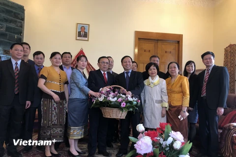 Đại sứ Ngô Đức Mạnh cùng cán bộ đại sứ quán đến chúc Tết cổ truyền của Lào. (Ảnh: Dương Trí/Vietnam+)