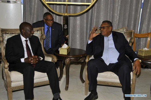 Phó Tổng thống Sudan Bakri Hassan Saleh (phải) và người đồng cấp Kenya William Ruto. (Nguồn: Xinhua)