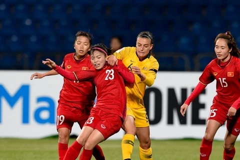 Một pha tranh bóng của cầu thủ đội tuyển bóng đá nữ Việt Nam trong trận gặp Australia. (Nguồn: the-afc.com)