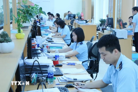 Khu vực tiếp nhận, giải quyết hồ sơ của doanh nghiệp tại Chi cục Hải quan cửa khẩu cảng Đình Vũ. (Ảnh: Minh Thu/TTXVN)