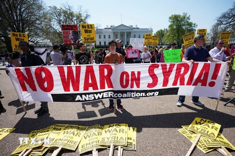 Biểu tình tại Washington, DC, phản đối cuộc tấn công nhắm vào Syria. (Nguồn: AFP/TTXVN)