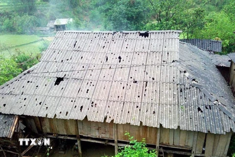 Nhà dân tại xã Xuân La, huyện Pác Nặm bị hư hại sau mưa đá kèm giông lốc. (Ảnh: Bùi Đức Hiếu/TTXVN)