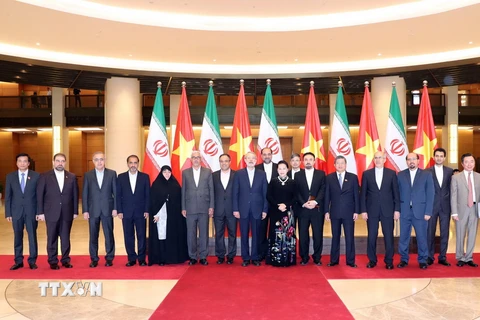 Chủ tịch Quốc hội Nguyễn Thị Kim Ngân và Chủ tịch Quốc hội nước Cộng hòa Hồi giáo Iran Ali Ardeshir Larijani chụp ảnh lưu niệm. (Ảnh: Trọng Đức/TTXVN)
