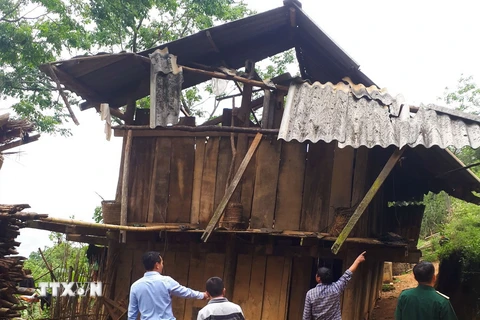 Chính quyền địa phương đến kiểm tra thiệt hại và động viên người dân có nhà cửa bị hư hỏng. (Ảnh: Xuân Tư/TTXVN)