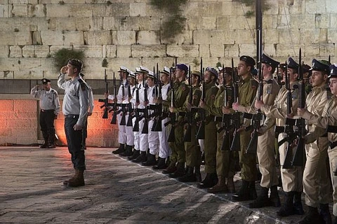 Những người lính Israel đứng trang nghiêm trong một hoạt động tưởng nhớ những người lính đã hy sinh và các nạn nhân khủng bố. (Nguồn: AP)