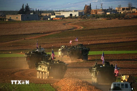 Xe quân sự của các lực lượng Mỹ tiến vào làng Yalanli, thành phố Manbij, Syria ngày 5/3. (Nguồn: AFP/TTXVN)