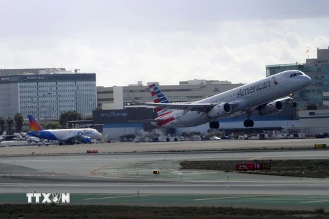Máy bay của hãng hàng không American Airlines cất cánh từ sân bay quốc tế Los Angeles, Mỹ. (Nguồn: AFP/TTXVN)