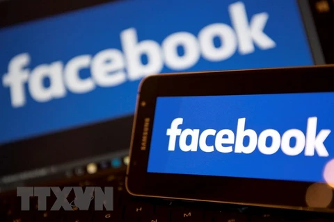 Biểu tượng của Facebook trên máy tình và điện thoại thông minh. (Nguồn: AFP/TTXVN)