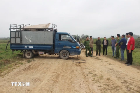 Lực lượng chức năng bắt giữ xe xả thải trái phép ra môi trường. (Ảnh: Nguyễn Hoàng/TTXVN)