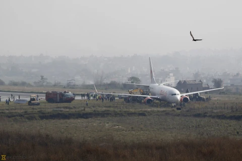 Một chiếc máy bay đã bị trượt ra khỏi đường băng 30m, lao vào đồng cỏ và mắc kẹt trong bùn. (Nguồn: Kathmandupost)