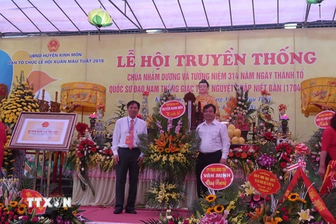 Ban tổ chức nhận hoa chúc mừng lễ khai hội chùa Nhẫm Dương. (Ảnh: Hiền Anh/TTXVN)