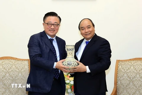 Thủ tướng Nguyễn Xuân Phúc tặng quà lưu niệm cho ông Dongjin Koh, Tổng giám đốc điều hành Công ty Samsung Điện tử Hàn Quốc. (Ảnh: Thống Nhất/TTXVN)