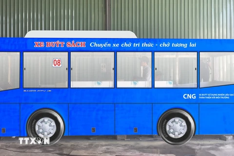 Mô hình mô phỏng xe buýt sách tại Đường sách Nguyễn Văn Bình. (Nguồn: TTXVN)