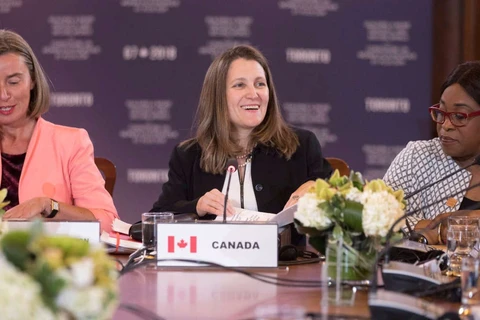 Ngoại trưởng Canada Chrystia Freeland (giữa) tham gia một phiên thảo luận trong khuôn khổ hội nghị G7. (Nguồn: Canadian Press)