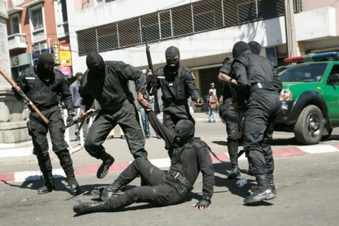 Đụng độ giữa lực lượng an ninh Madagascar và người biểu tình. (Nguồn: AFP)