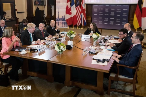 Cao ủy Liên minh châu Âu phụ trách an ninh và đối ngoại Federica Mogherini (thứ nhất, trái, hàng trên) và Ngoại trưởng Canada Chrystia Freeland (giữa) đồng chủ trì hội nghị tại Toronto. (Nguồn: AFP/TTXVN)