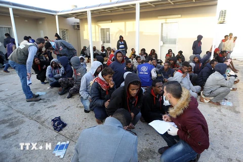 Người di cư tại căn cứ hải quân ở Tripoli, Libya ngày 19/2 sau khi được cứu trên biển. (Nguồn: THX/TTXVN)