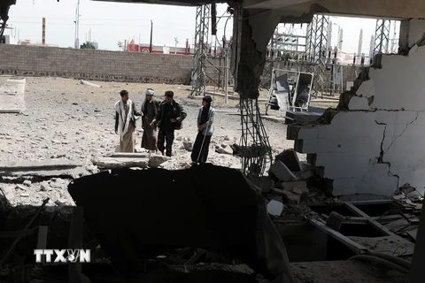 Cảnh đổ nát sau một cuộc không kích tại Sanaa, Yemen ngày 20/4. (Nguồn: THX/TTXVN)