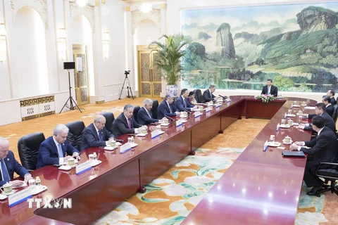 Cuộc gặp giữa Chủ tịch Trung Quốc Tập Cận Bình với Bộ trưởng quốc phòng các nước thành viên SCO. (Nguồn: THX/TTXVN)