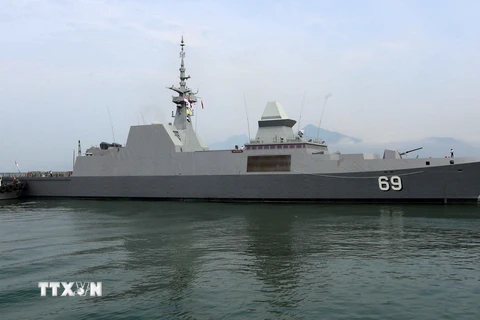 Tàu khu trục của Hải quân Singapore cập cảng Tiên Sa. (Ảnh: Trần Lê Lâm/TTXVN)