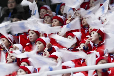 Các cổ động viên Triều Tiên nhiệt thành cổ vũ cho đội nhà thi đấu tại Olympic PyeongChang 2018, Hàn Quốc. (Nguồn: THX/TTXVN)