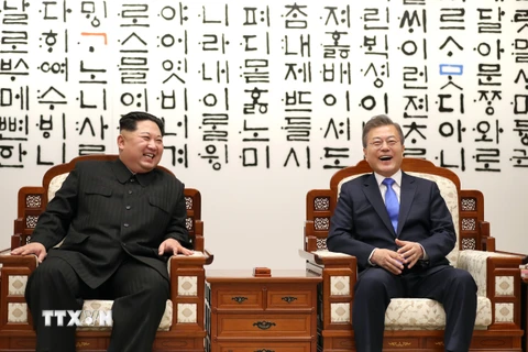 Tổng thống Hàn Quốc Moon Jae-in (phải) và nhà lãnh đạo Triều Tiên Kim Jong-un (trái) trong cuộc gặp trước hội đàm ở làng đình chiến Panmunjom ngày 27/4. (Nguồn: Yonhap/ TTXVN)