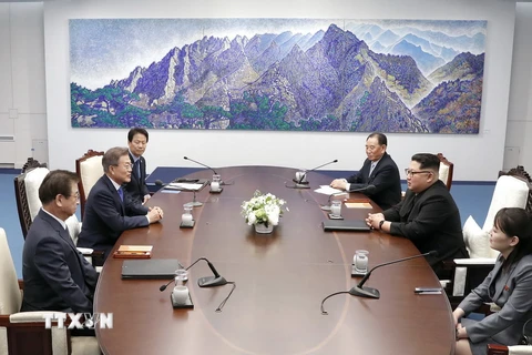 Tổng thống Hàn Quốc Moon Jae-in (thứ 2, trái) và nhà lãnh đạo Triều Tiên Kim Jong-un (thứ 2, phải) tại cuộc hội đàm ở Nhà Hòa bình, làng đình chiến Panmunjom ngày 27/4. (Nguồn: Yonhap/TTXVN)