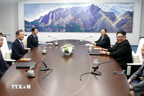 Tổng thống Hàn Quốc Moon Jae-in (thứ 2, trái) và nhà lãnh đạo Triều Tiên Kim Jong-un (thứ 2, phải) tại cuộc hội đàm ở làng đình chiến Panmunjom ngày 27/4. (Nguồn: EPA-EFE/TTXVN)