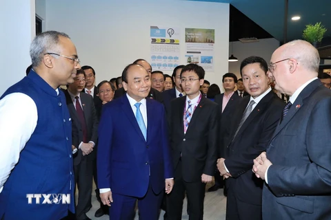 Thủ tướng Nguyễn Xuân Phúc thăm Trường Quản lý Singapore. (Ảnh: Thống Nhất/TTXVN)