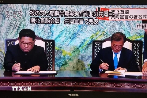 Nhà lãnh đạo Triều Tiên Kim Jong-un (trái) và Tổng thống Hàn Quốc Moon Jae-in ký tuyên bố chung tại Hội nghị thượng đỉnh liên Triều ở làng đình chiến Panmunjom ngày 27/4. (Nguồn: Yonhap/TTXVN)