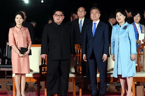 Nhà lãnh đạo Triều Tiên Kim Jong-un (thứ 2, trái) cùng phu nhân Ri Sol Ju (trái), Tổng thống Hàn Quốc Moon Jae-in (thứ 2, phải) cùng phu nhân Kim Jung-sook (phải) dự lễ bế mạc hội nghị tại làng đình chiến Panmunjom tối 27/4. (Nguồn: Yonhap/TTXVN)