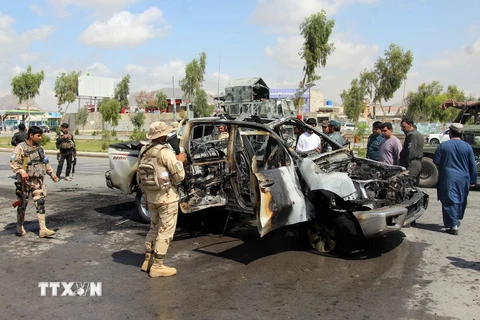 Lực lượng an ninh Afghanistan điều tra tại hiện trường một vụ đánh bom tại Kandahar. (Nguồn: THX/TTXVN)