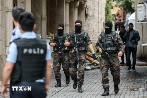 Cảnh sát Thổ Nhĩ Kỳ trong chiến dịch truy quét khủng bố tại Istanbul. (Nguồn: AFP/TTXVN)