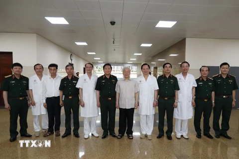Tổng Bí thư Nguyễn Phú Trọng và các đại biểu với các lãnh đạo Bệnh viện Trung ương Quân đội 108. (Ảnh: Trí Dũng/TTXVN)