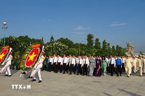 Đoàn đại biểu đến viếng và dâng hương tại Nghĩa trang liệt sỹ Thành phố Hồ Chí Minh. (Ảnh: Thế Anh/TTXVN)