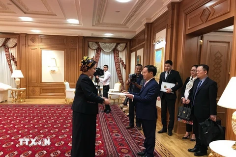 Đại sứ Ngô Đức Mạnh trình Quốc thư lên Chủ tịch Quốc hội Turkmenistan, bà Guslat Mamedowa. (Ảnh: Dương Trí/TTXVN)