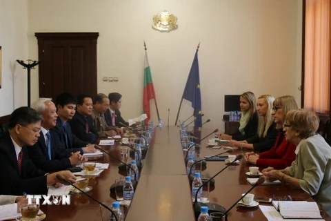 Phó Chủ tịch Quốc hội Uông Chu Lưu gặp Bộ trưởng Tư pháp Bulgaria Tsetska Tsacheva. (Ảnh: Công Thuận/TTXVN)