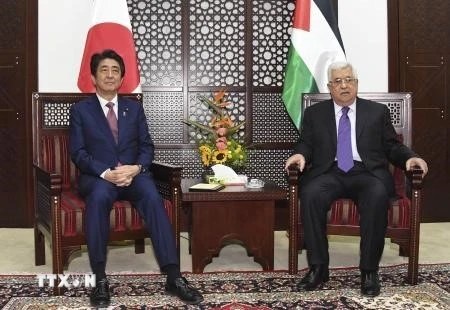 Tổng thống Palestine Mahmoud Abbas (phải) tiếp Thủ tướng Nhật Bản Shinzo Abe tại thành phố Ramallah. (Nguồn: Kyodo/TTXVN)