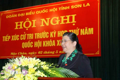 Phó Chủ tịch Thường trực Quốc hội Tòng Thị Phóng trả lời chất vấn của cử tri tại huyện Mộc Châu, tỉnh Sơn La. (Ảnh: Phương Hoa/TTXVN)