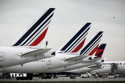 Nhân viên Hãng hàng không Air France tham gia đình công bên ngoài trụ sở ở Rossy, Pháp. (Nguồn: AFP/TTXVN)