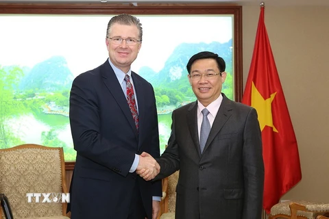 Phó Thủ tướng Vương Đình Huệ tiếp ngài Daniel J. Kritenbrink. (Ảnh: Dương Giang/TTXVN)