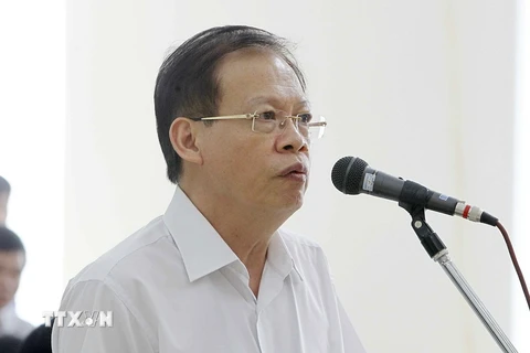 Bị cáo Phùng Đình Thực, nguyên Tổng Giám đốc PVN trả lời trước Hội đồng xét xử. (Ảnh: Văn Điệp/TTXVN)