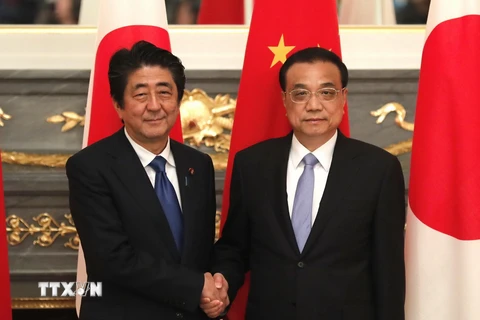 Thủ tướng Trung Quốc Lý Khắc Cường (phải) và người đồng cấp Nhật Bản Shinzo Abe tại cuộc gặp ở Tokyo, Nhật Bản ngày 9/5. (Nguồn: AFP/TTXVN)