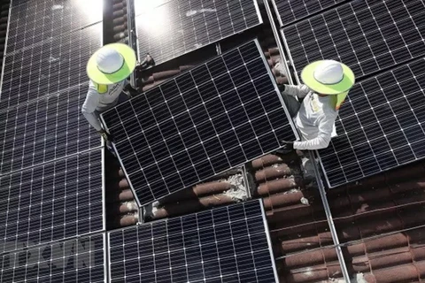 Lắp đặt các tấm pin năng lượng Mặt Trời của Công ty năng lượng Goldin. (Nguồn: AFP/TTXVN) 