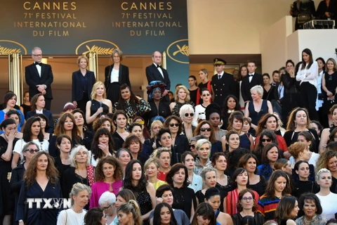 Các ngôi sao và nhà sản xuất phim tham gia biểu tình đòi cải thiện bình đẳng giới trên thảm đỏ của Liên hoan phim Cannes 2018 ở Cannes, miền nam Pháp ngày 12/5. (Nguồn: AFP/TTXVN)