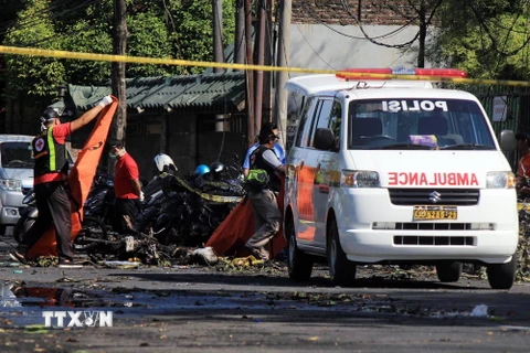Cảnh sát Indonesia chuyển thi thể nạn nhân tại hiện trường vụ nổ bom ở Đông Java ngày 13/5. (Nguồn: EPA-EFE/TTXVN)
