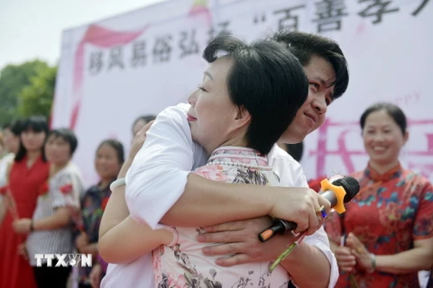 Người con ôm mẹ để bày tỏ tình cảm và lòng biết ơn đối với công lao sinh thành và dưỡng dục tại lễ kỷ niệm Ngày của Mẹ ở tỉnh Giang Tây, Trung Quốc, ngày 13/5. (Nguồn: THX/TTXVN)