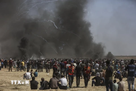 Xung đột giữa người biểu tình Palestine với binh sĩ Israel tại khu vực biên giới Dải Gaza và Israel ngày 14/5. (Nguồn: THX/TTXVN)